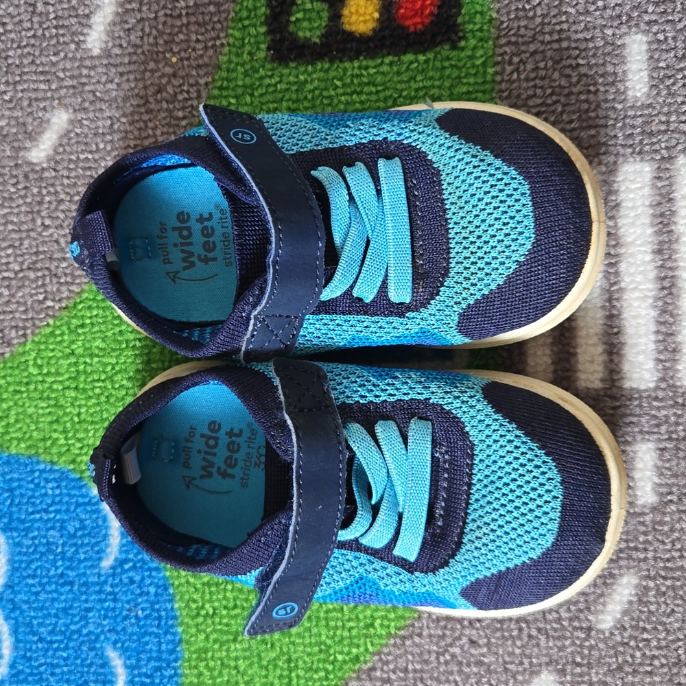 Stride Rite 360 Aseel blue sneakers size 5